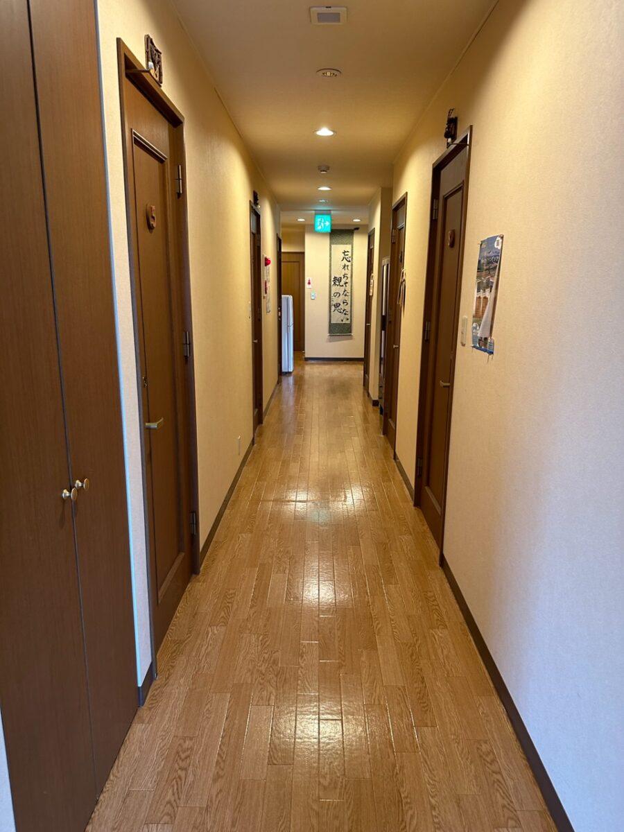 客室へ続く2階の廊下