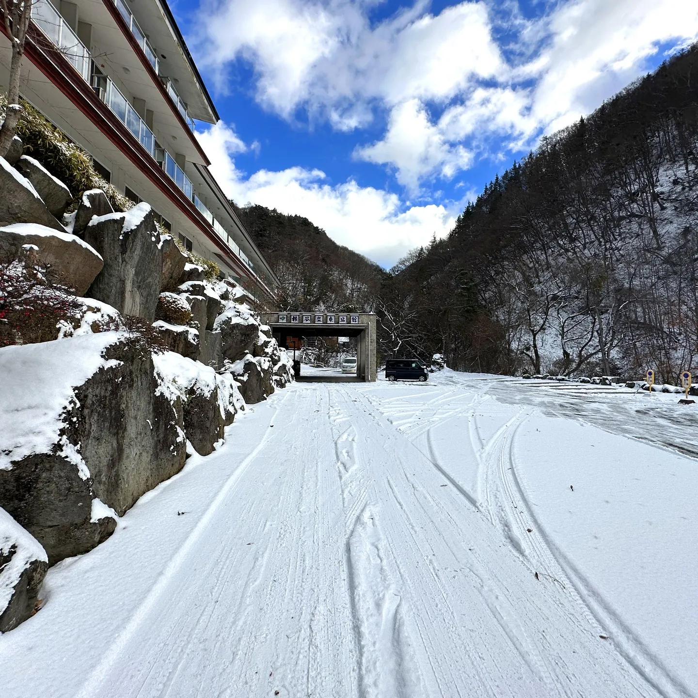 横谷温泉旅館|蓼科・横谷渓谷の黄金色の自家源泉と露天風呂 photo