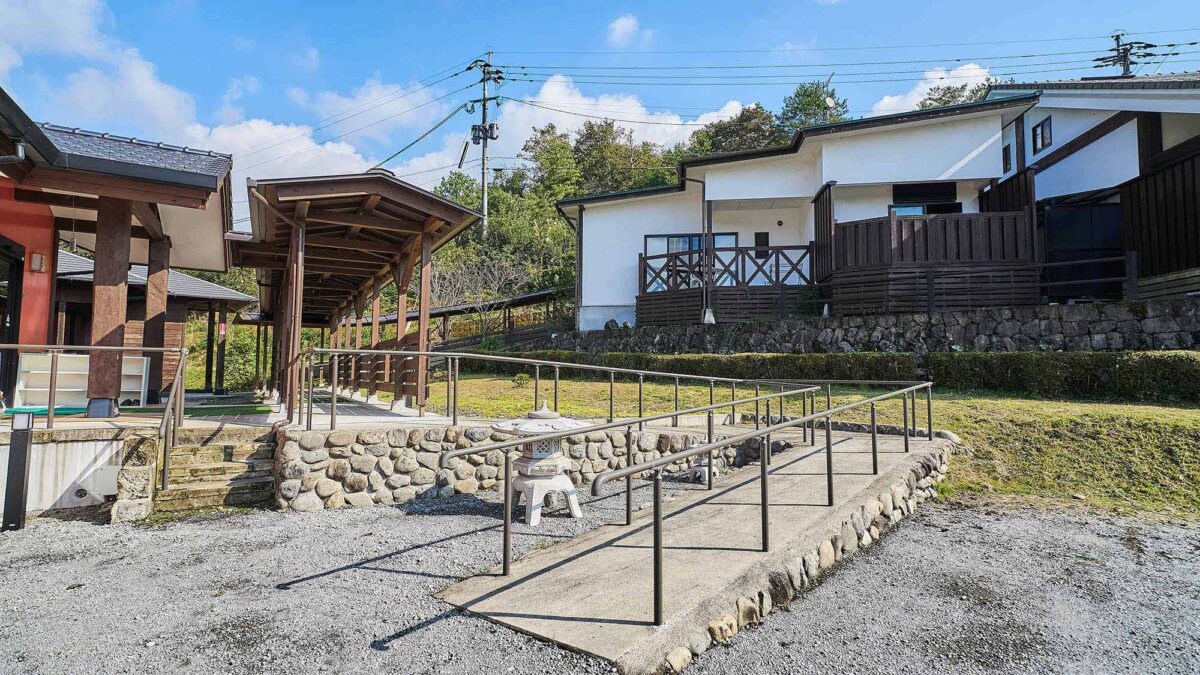 あさぎり山荘ひばり｜地熱利用の宿・球磨産杉の客室と郷土料理 photo