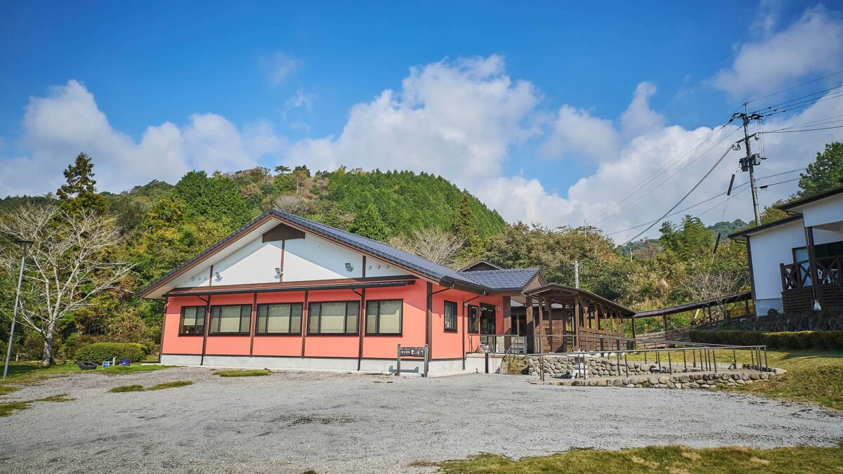 あさぎり山荘ひばり｜地熱利用の宿・球磨産杉の客室と郷土料理 photo