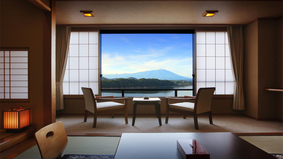 ホテル紫苑|御所湖を望む源泉かけ流し温泉と南部曲り家会席 photo