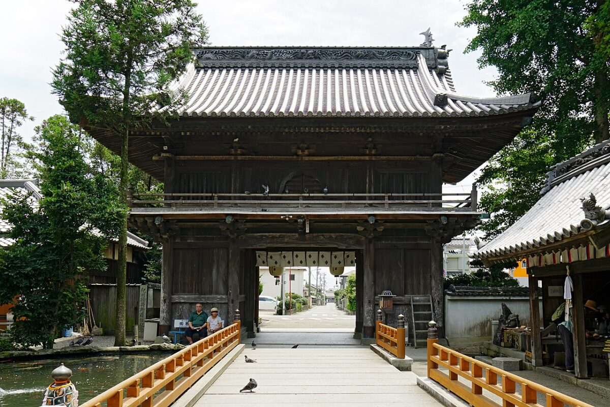 霊山寺の山門（仁王門）