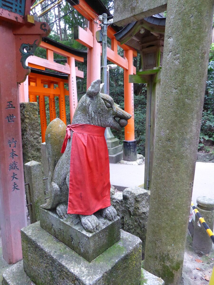 伏見稲荷大社のキツネの像