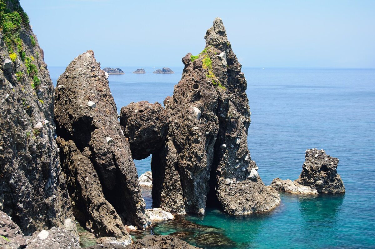 二つの岩の間に岩が挟まった竹野海岸のはさかり岩