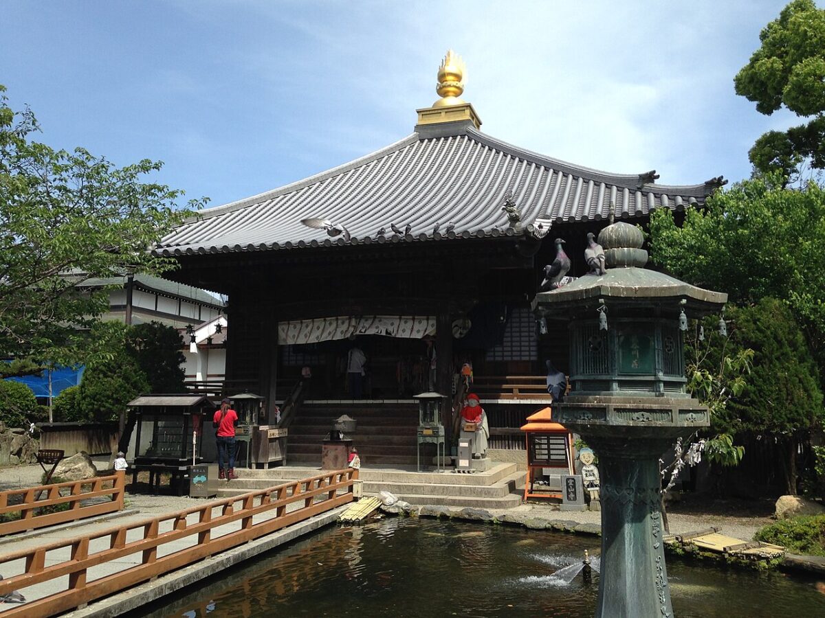霊山寺の大師堂と放生池
