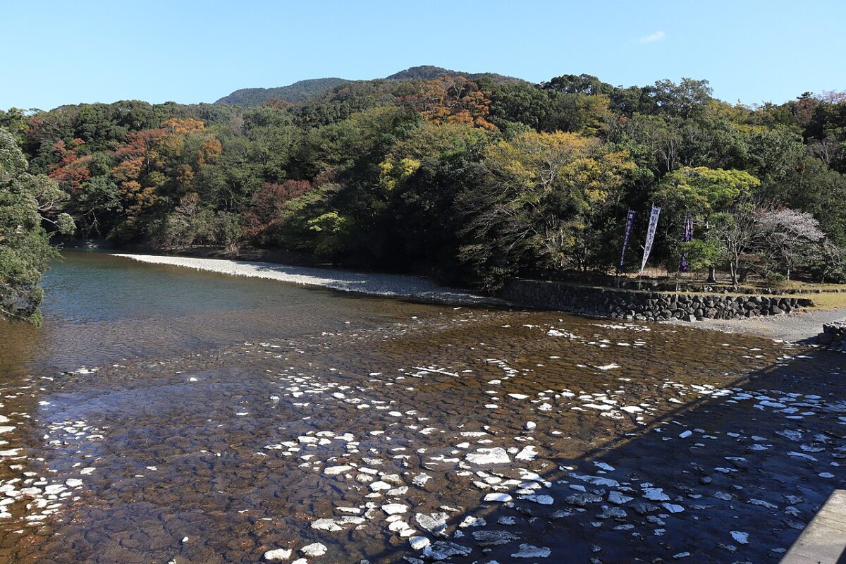 宇治橋から眺める五十鈴川の清流
