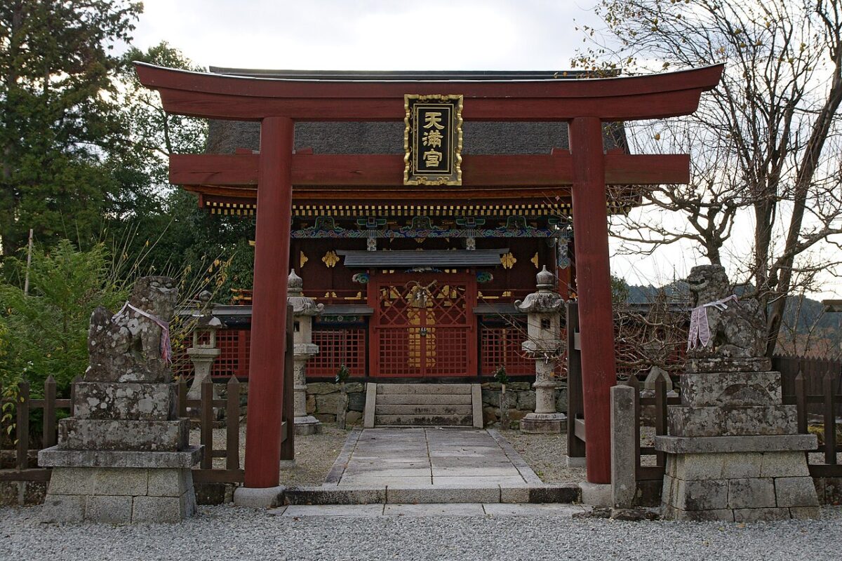 境内の威徳天満宮