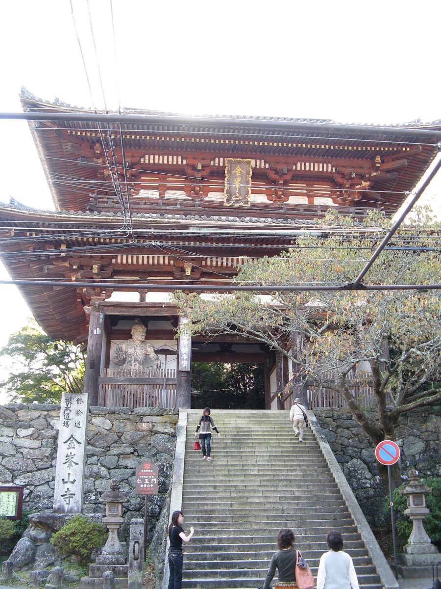 金峯山寺の仁王門