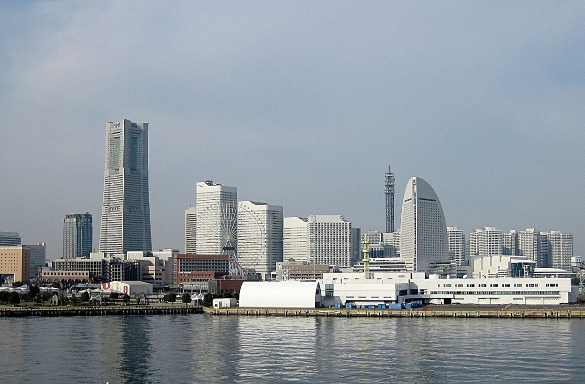 橫濱港未來21的摩天輪、地標塔與海灣天際線