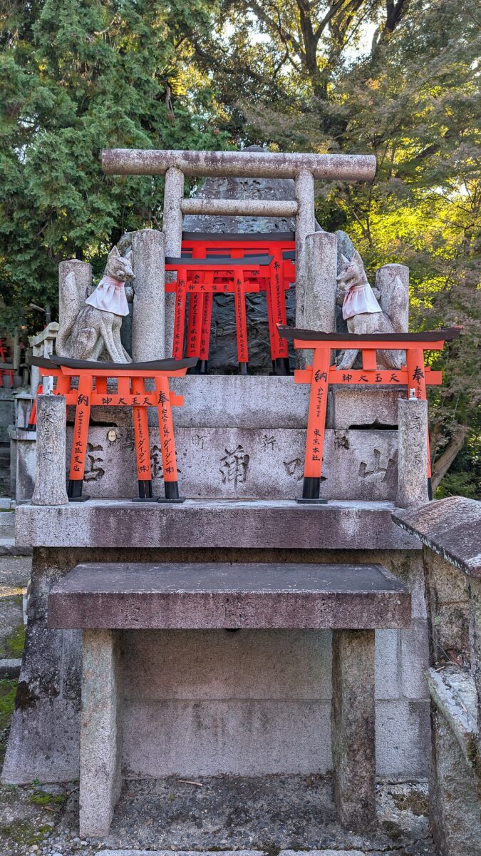 奉納された小さな鳥居