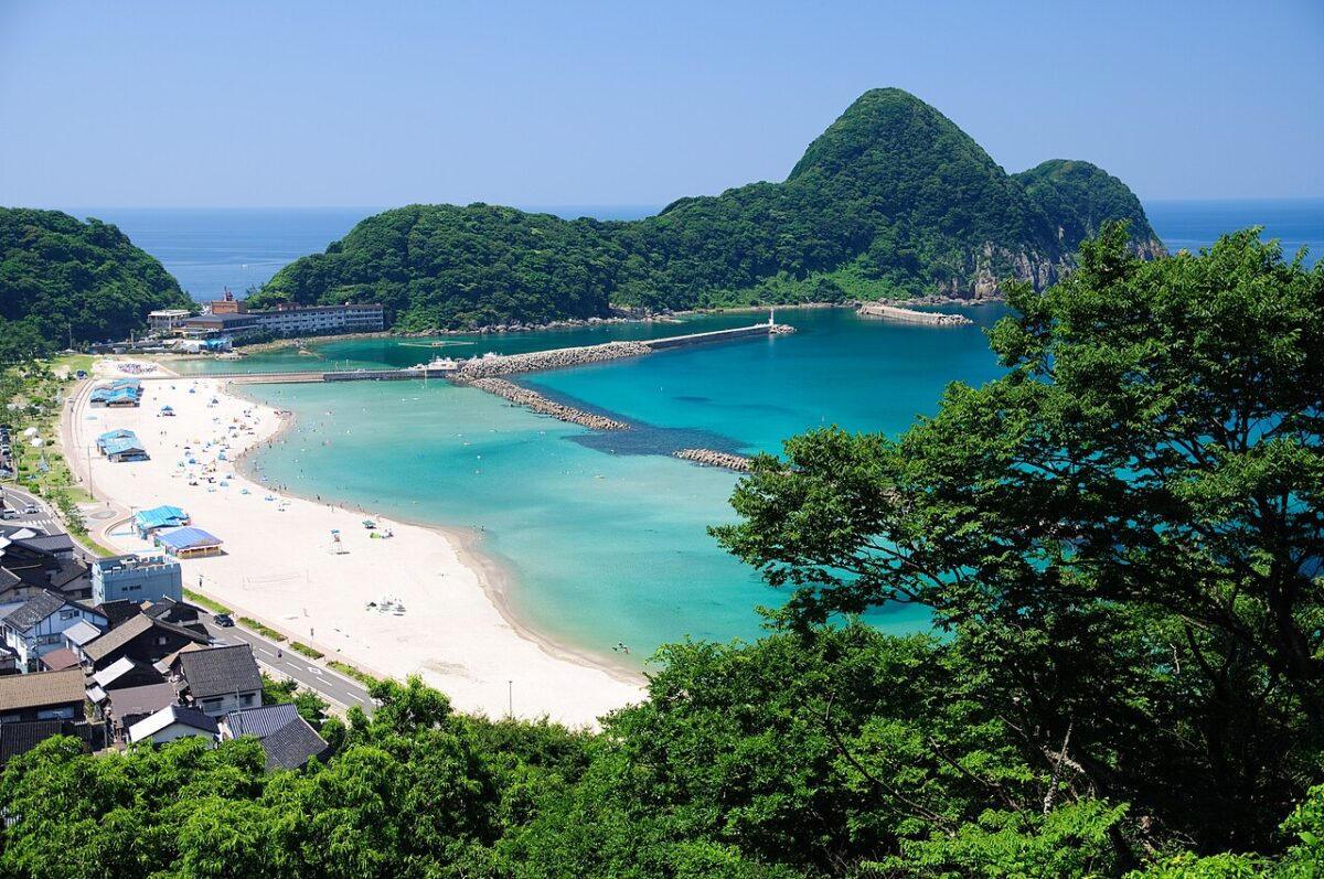 竹野浜と西側に突き出た猫崎半島
