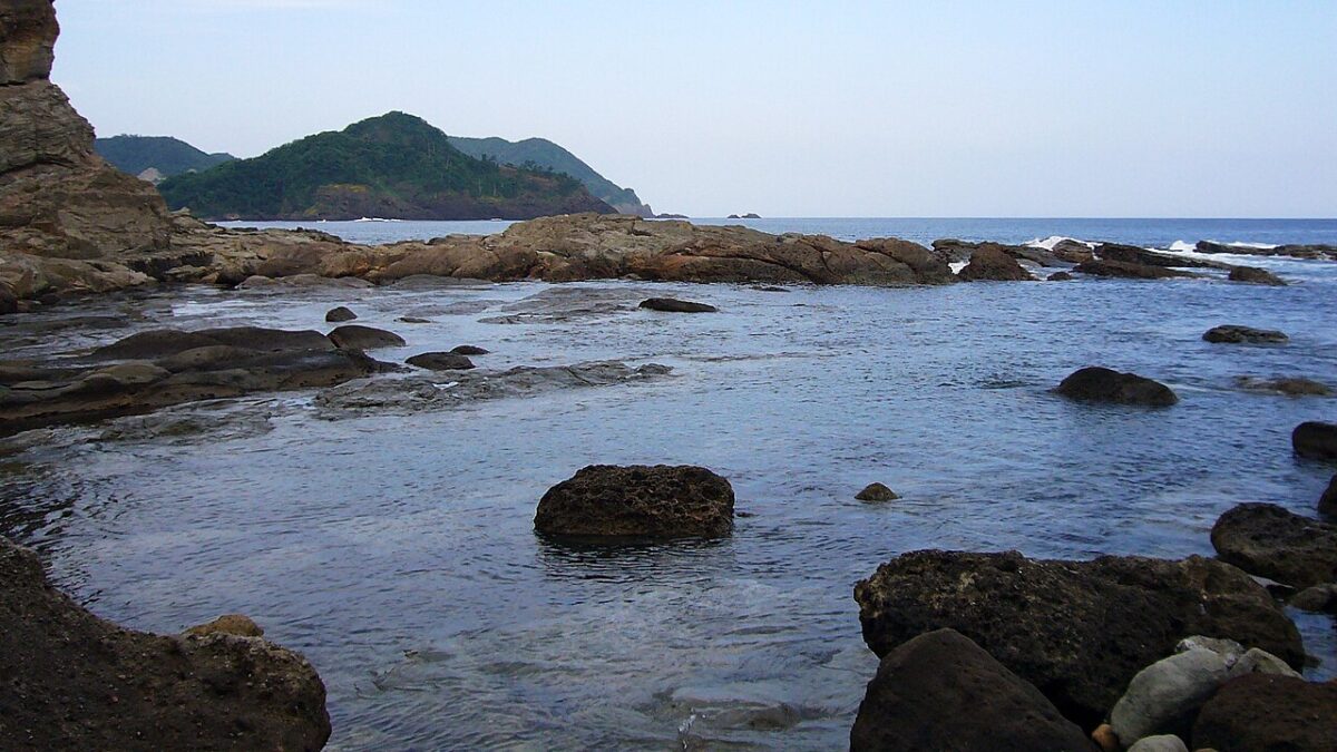 猫崎半島の岩場と穏やかな海