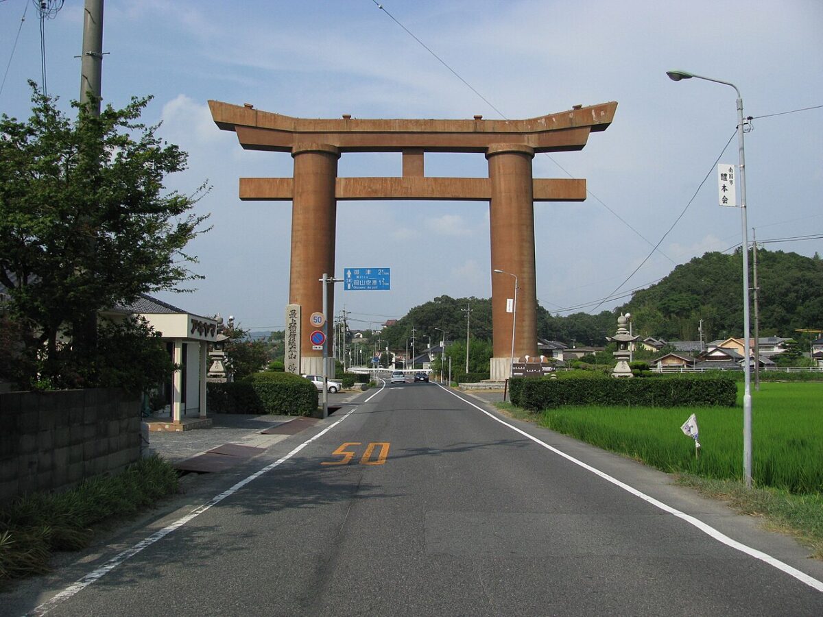 県道241号をまたぐ大鳥居