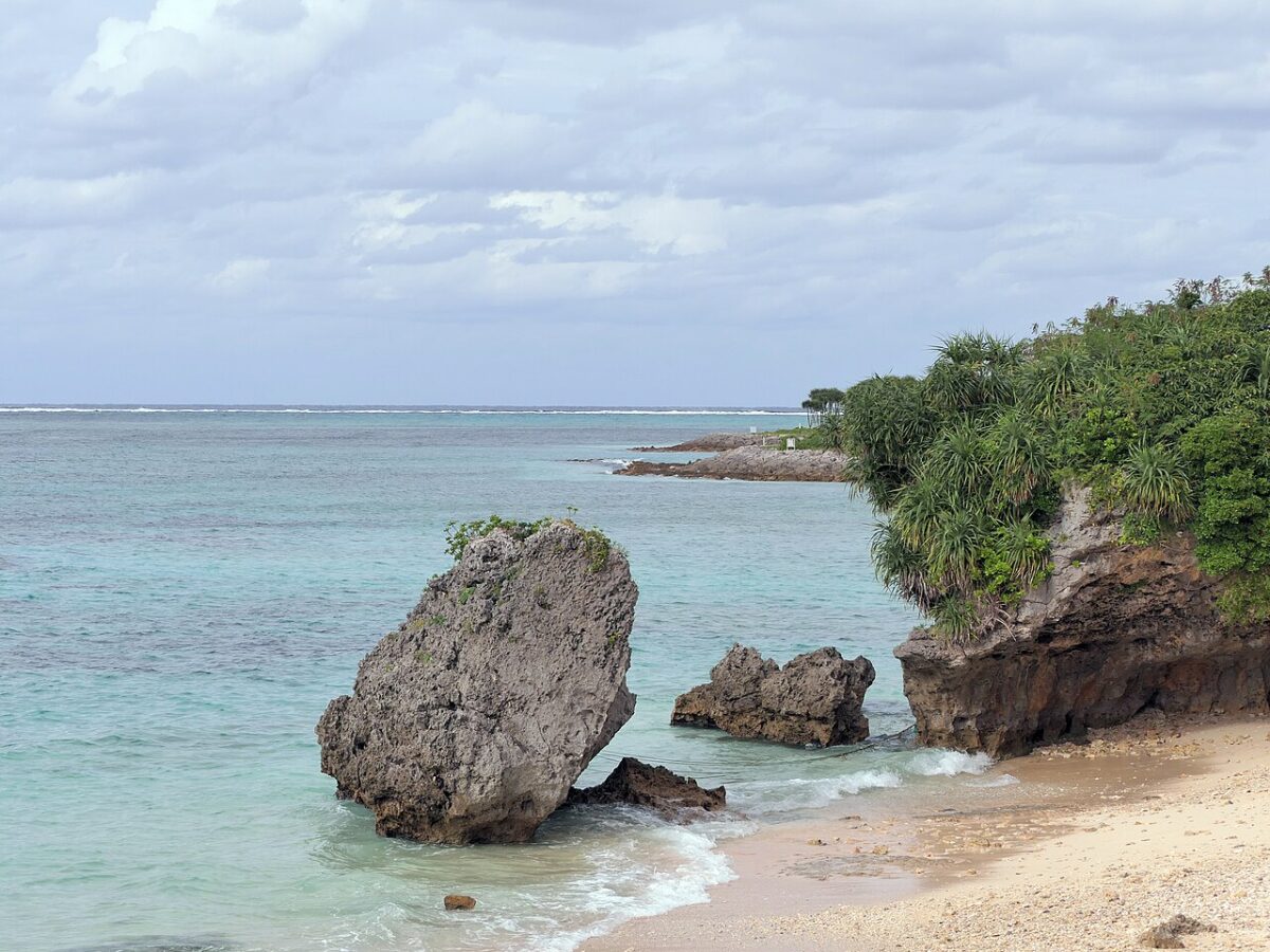 エメラルドビーチの岩と穏やかな海