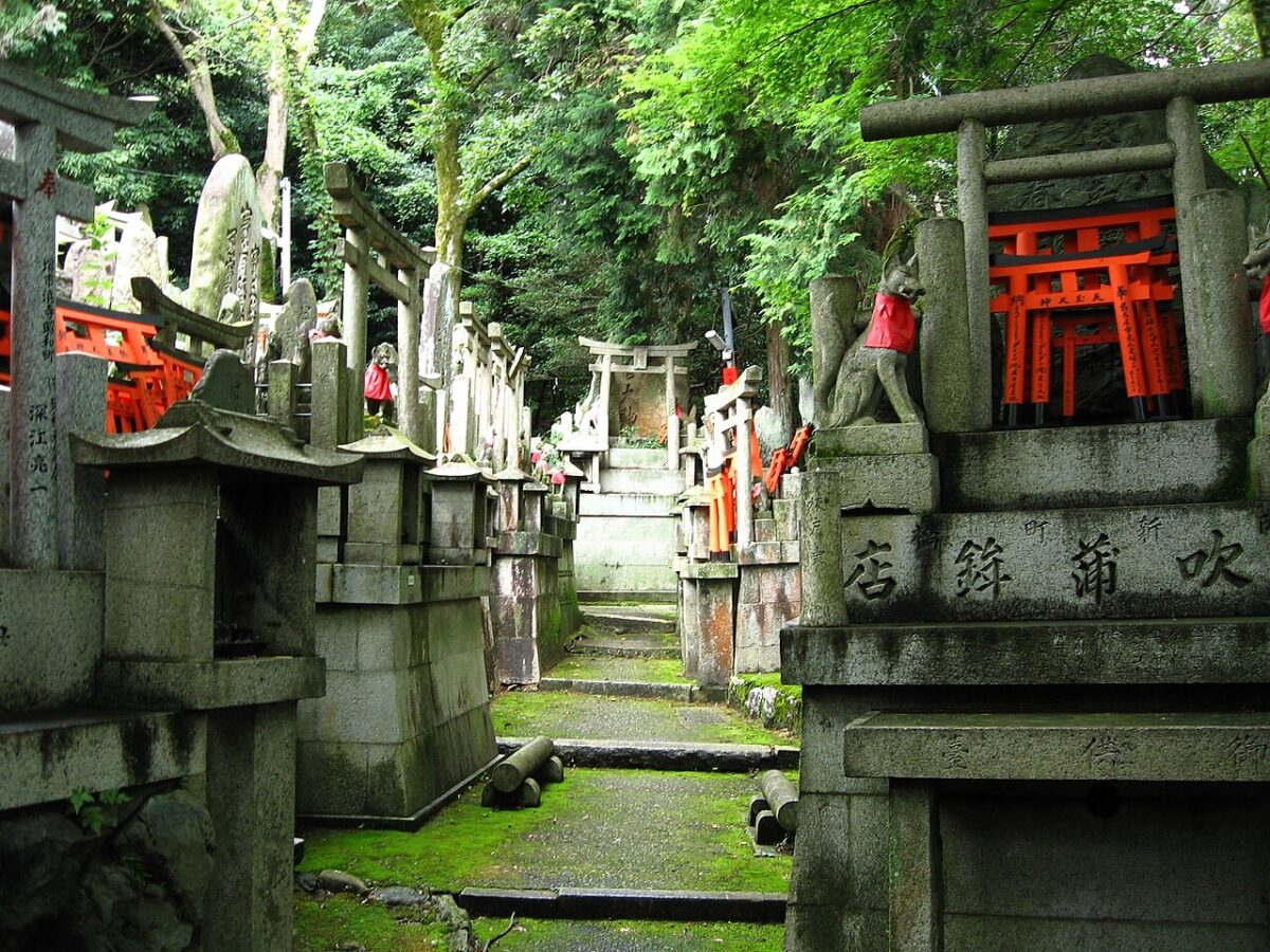 稲荷山に奉納されたお塚