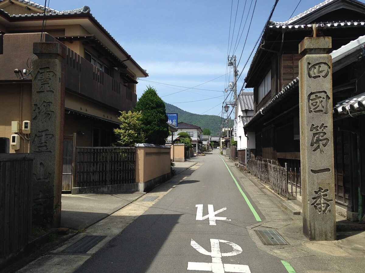 霊山寺参道の石柱