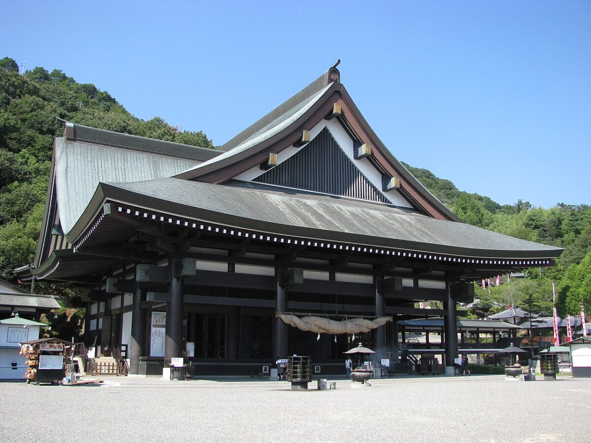 最上稲荷本殿の正面
