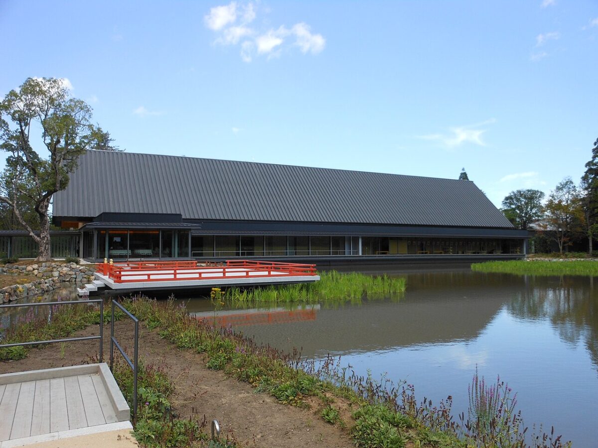 外宮の勾玉池のほとりに建つせんぐう館