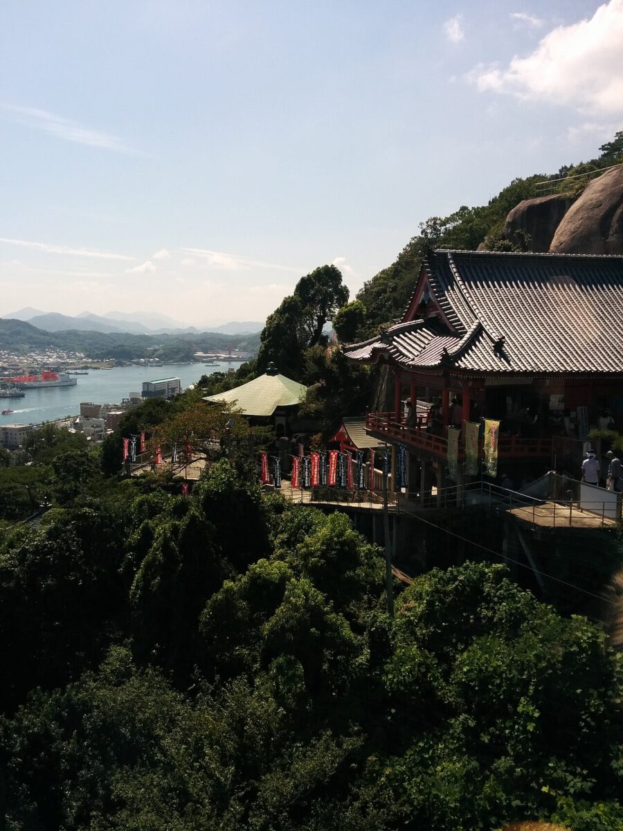 山の斜面に建つ千光寺の伽藍
