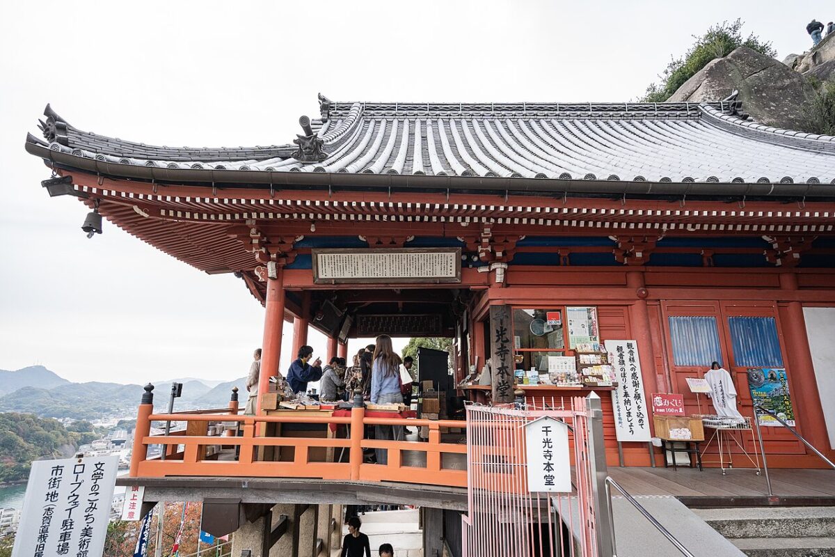 千光寺の本堂（赤堂）の舞台