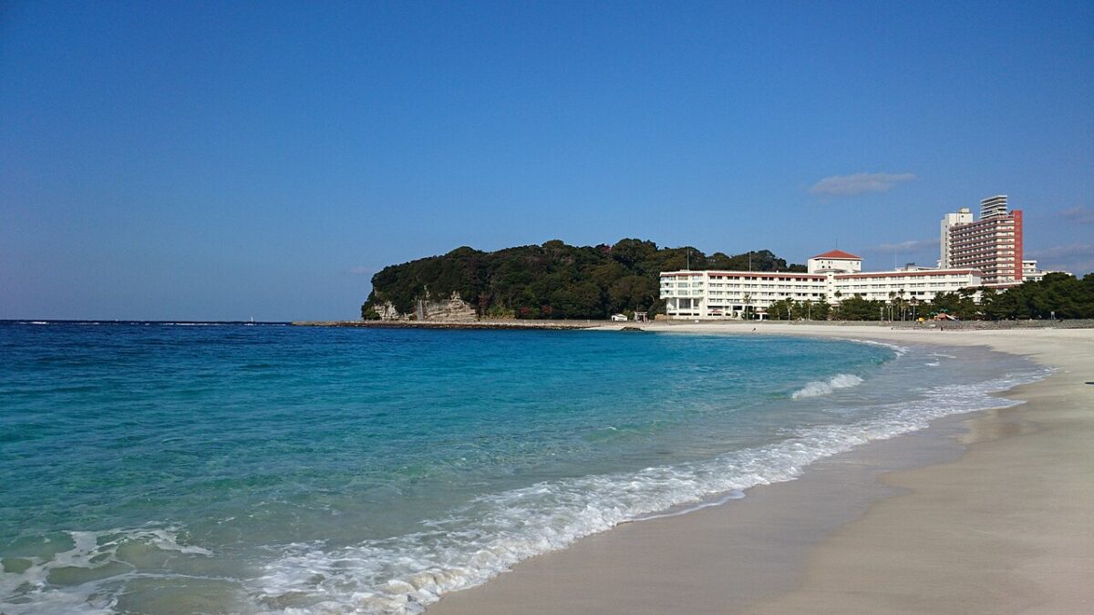 白良浜の白い砂浜とエメラルドグリーンの海（和歌山県白浜町）
