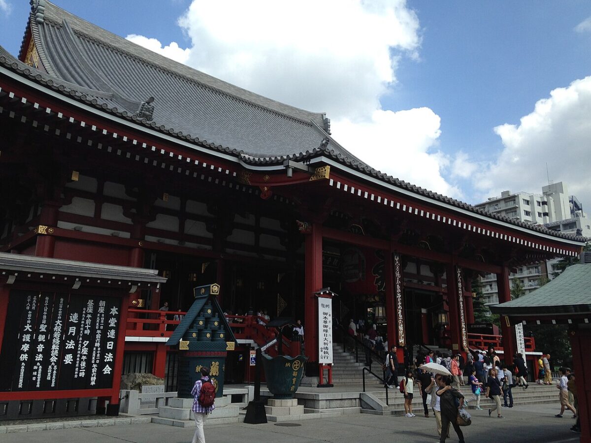 横から見た浅草寺本堂