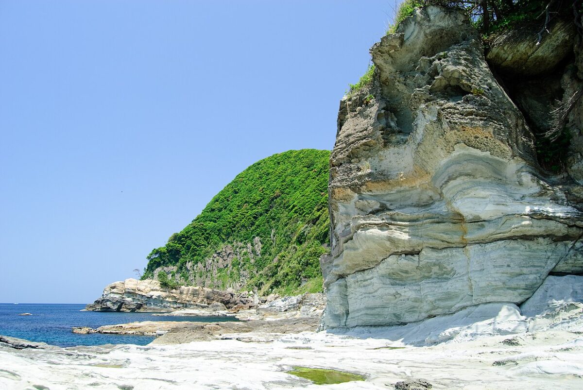 猫崎半島の切り立った断崖と日本海
