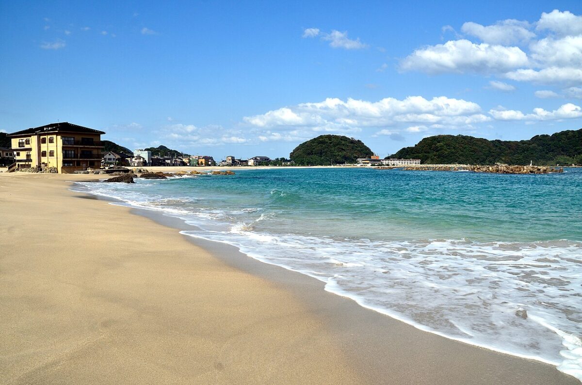 人の少ない10月の竹野浜