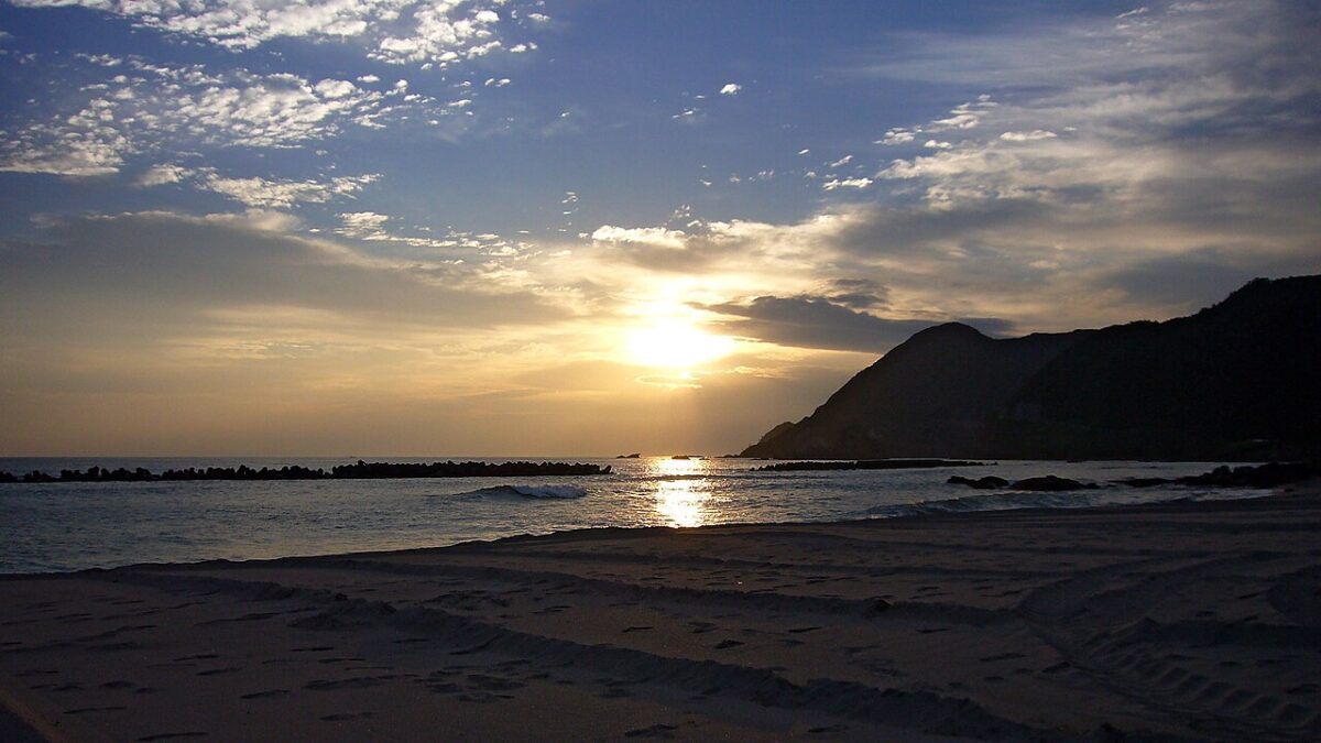 日本海に沈む夕日と竹野浜