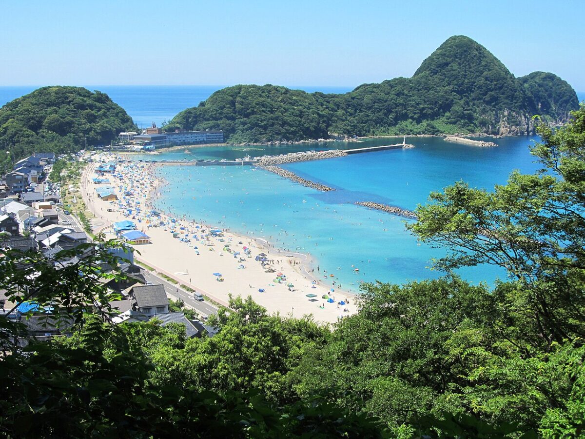 夏の竹野浜と澄んだ入り江