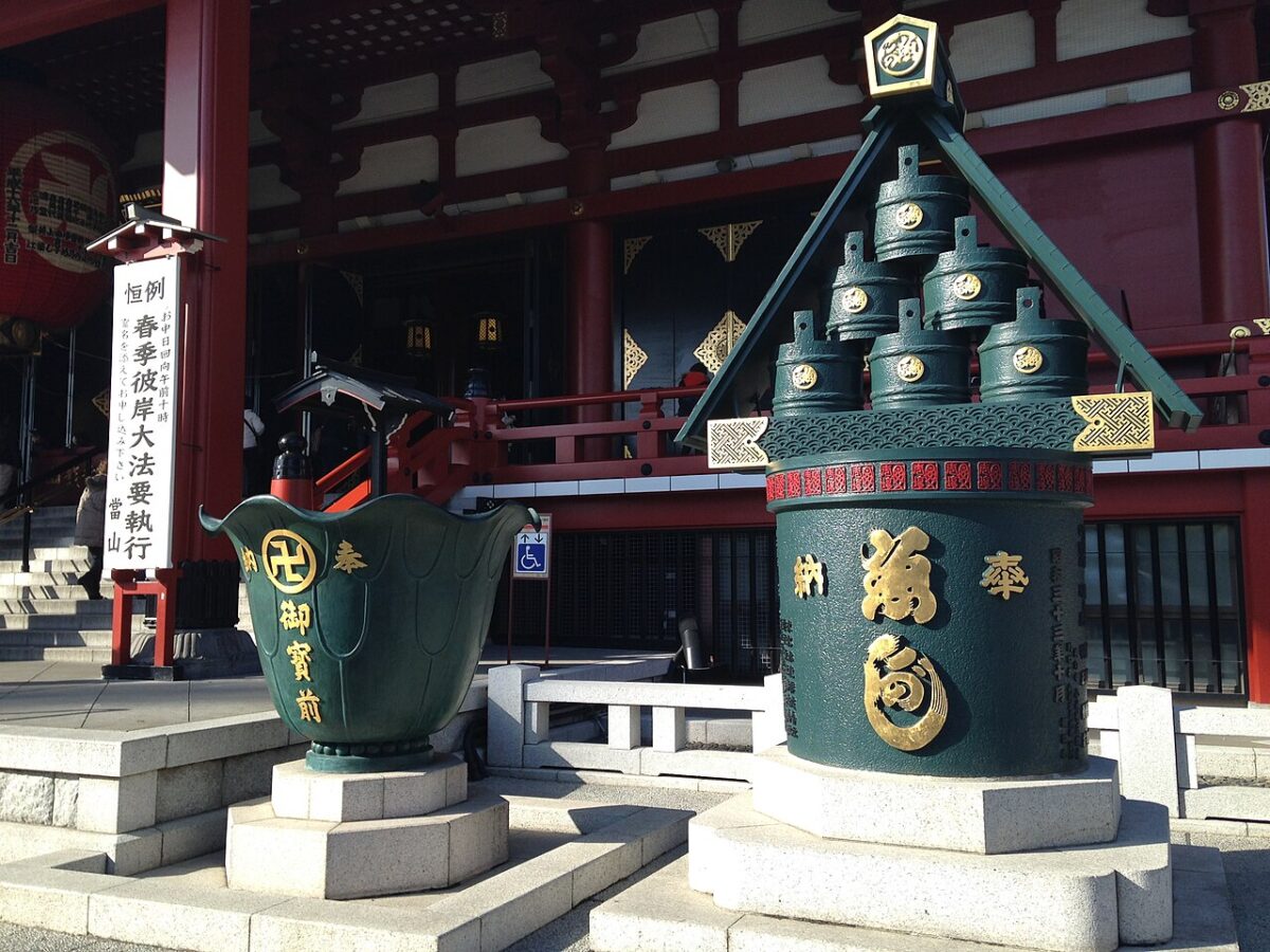 本堂前の天水桶と常香炉