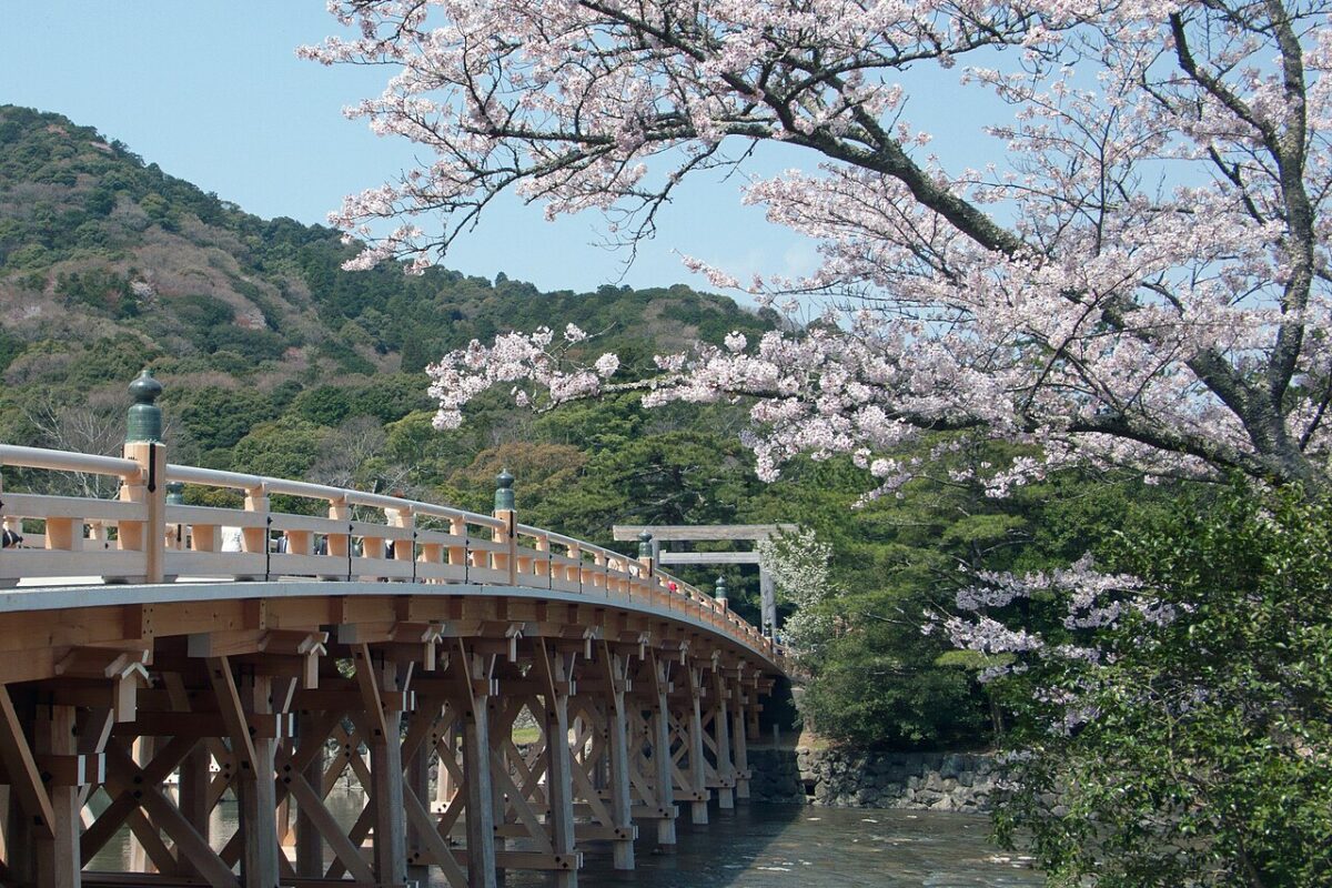宇治橋と両端に立つ大鳥居
