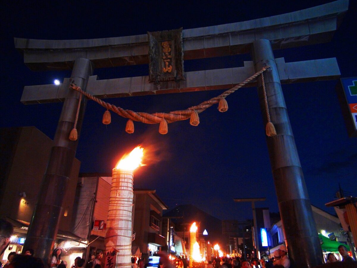 火祭りの夜の金鳥居