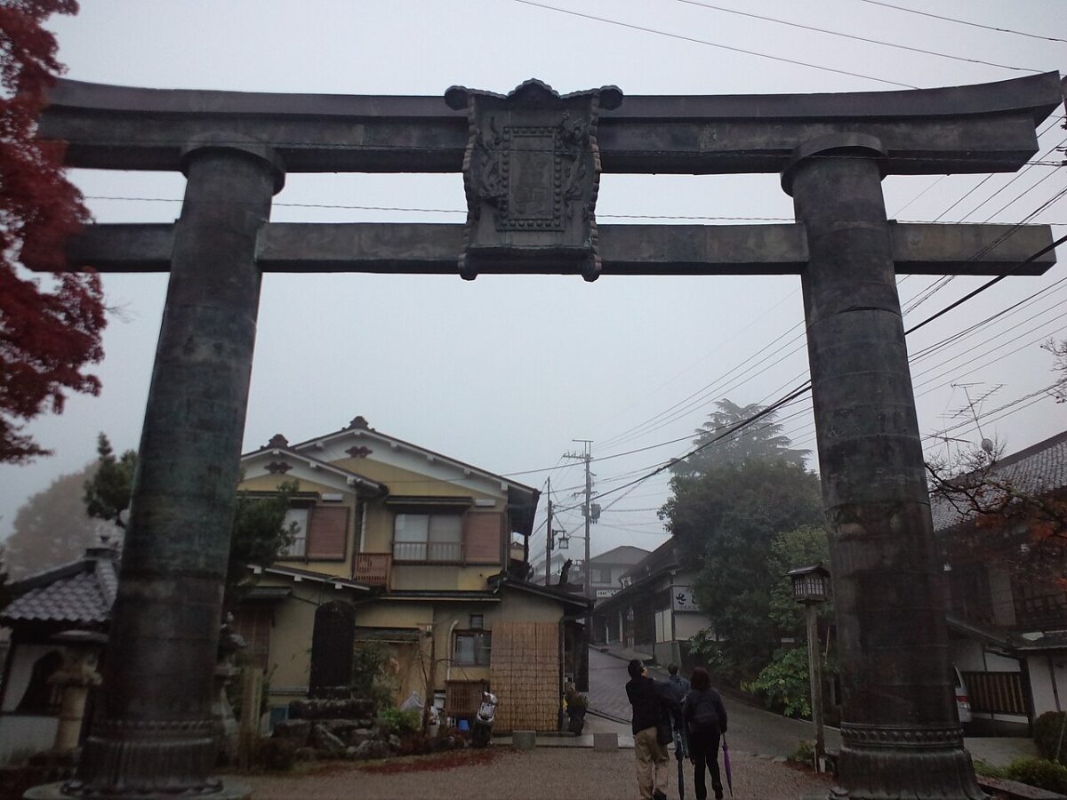 吉野山の銅鳥居