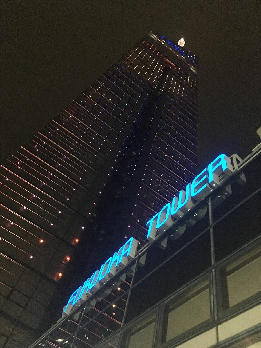 夜間點燈的福岡塔與鏡面三角形塔身