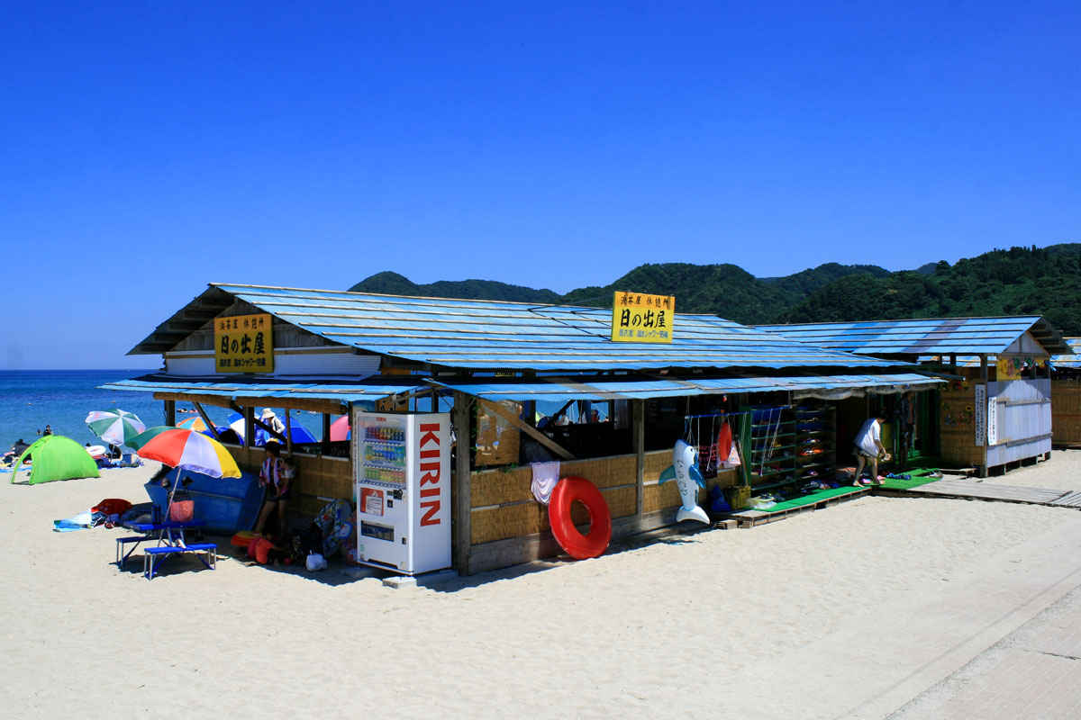 竹野浜に並ぶ昔ながらの浜茶屋