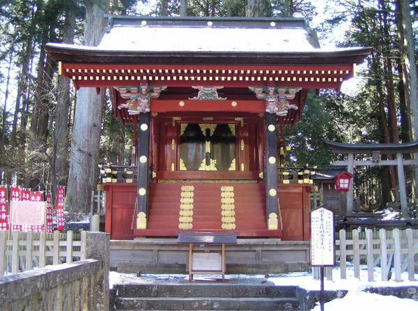 雪の日の西宮本殿