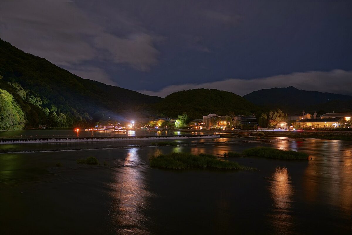 從渡月橋看見的夜晚桂川