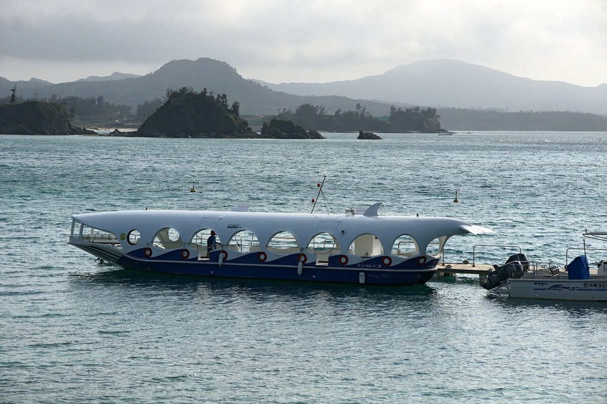 沖繩部瀨名海中公園的海岸與海中展望塔