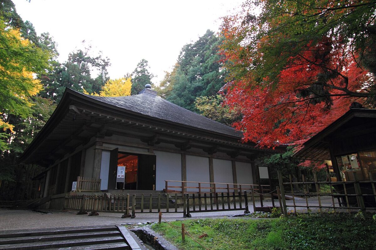 紅葉と金色堂の覆堂