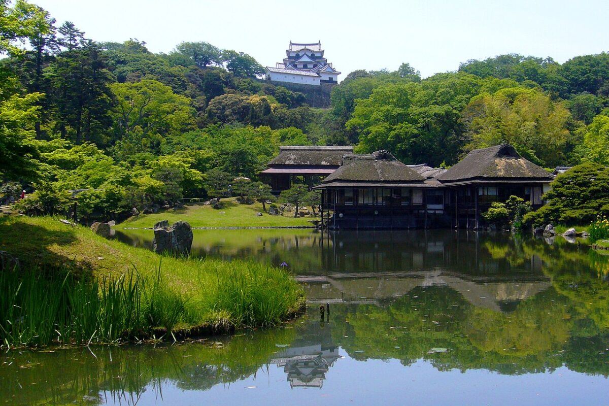 玄宮園から見た天守