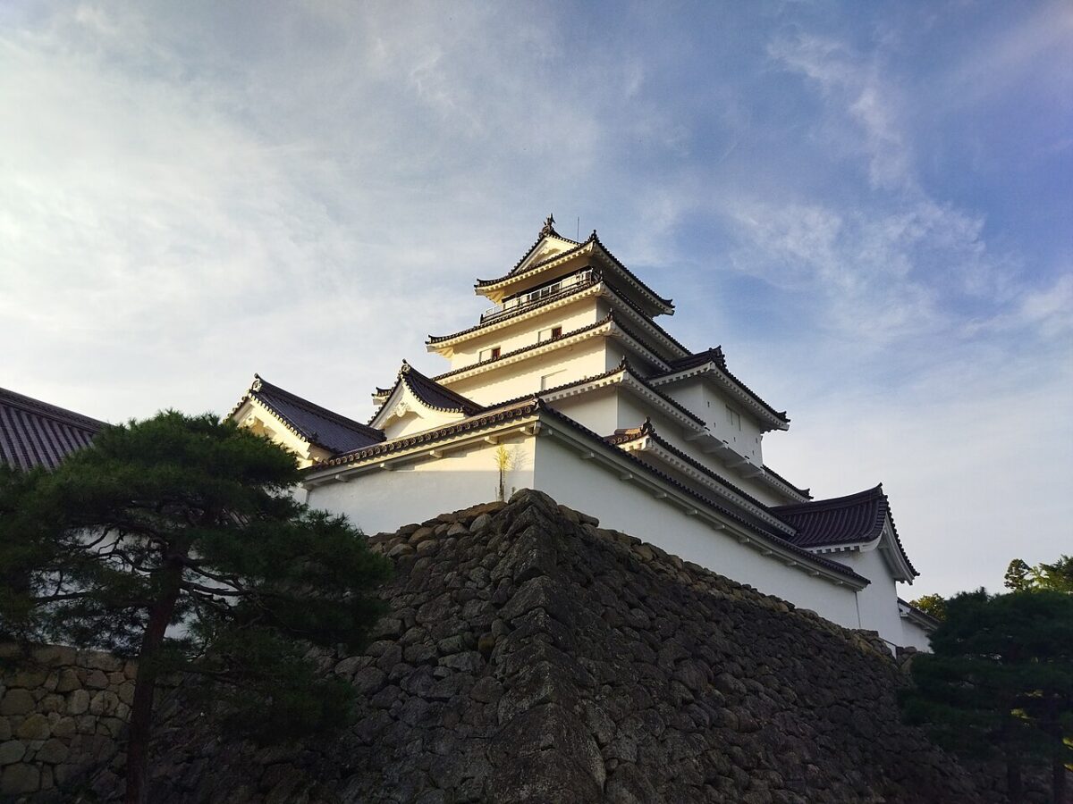 從石垣下方仰望會津若松鶴城天守閣