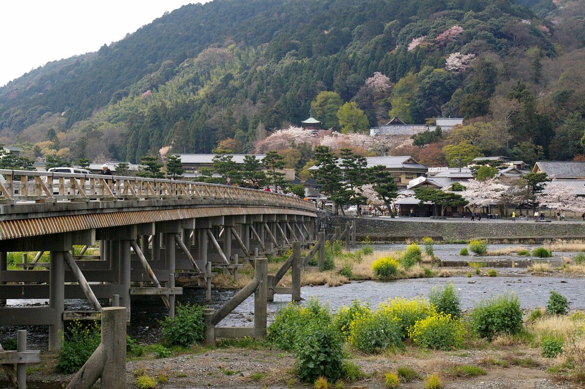 桂川與嵐山山景前的渡月橋