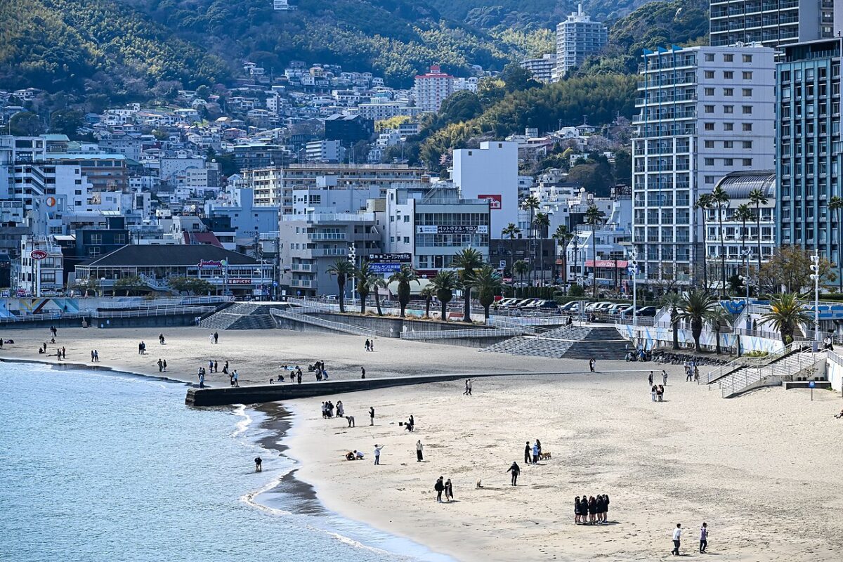 熱海陽光海灘400公尺沙灘與熱海市街