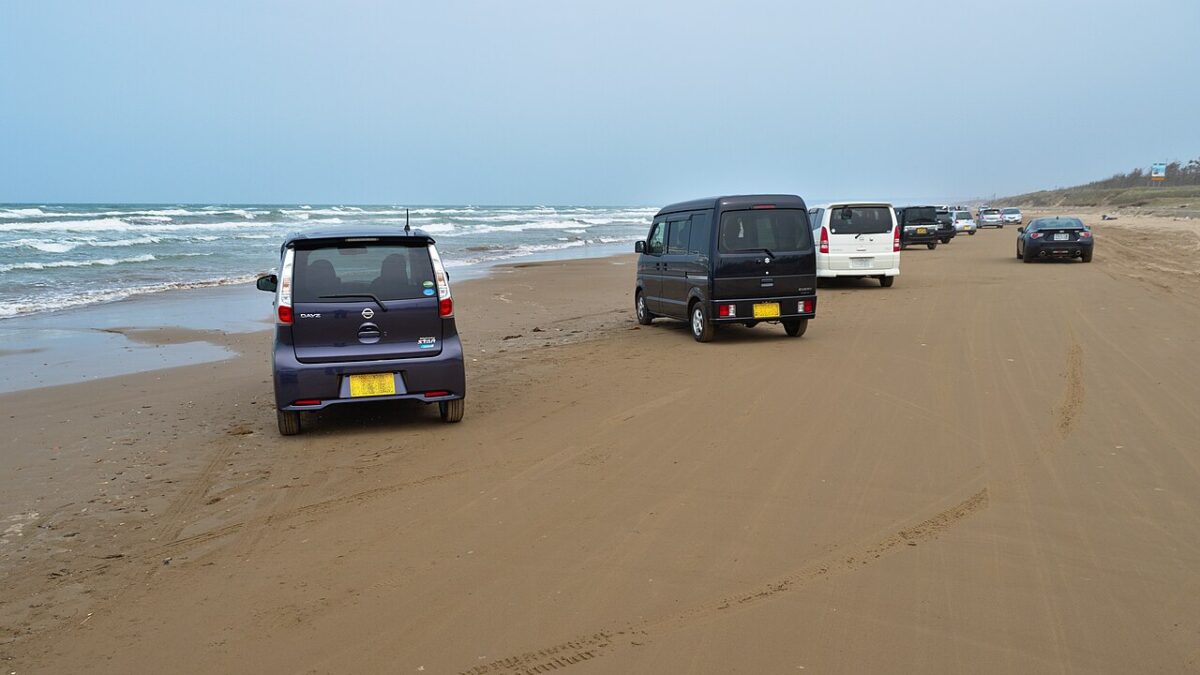 石川縣千里濱渚道路上的車輛與日本海