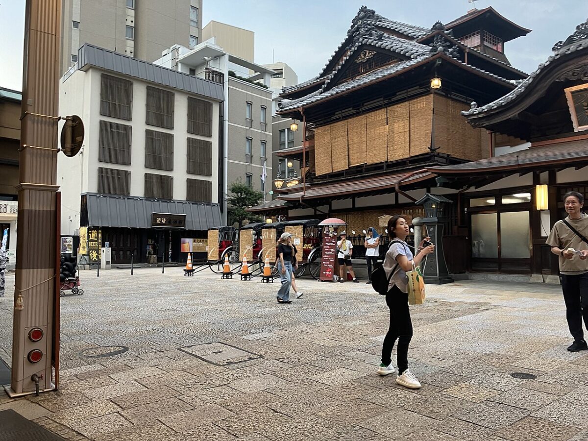 從道後商店街入口觀看保存修理完成後的道後溫泉本館