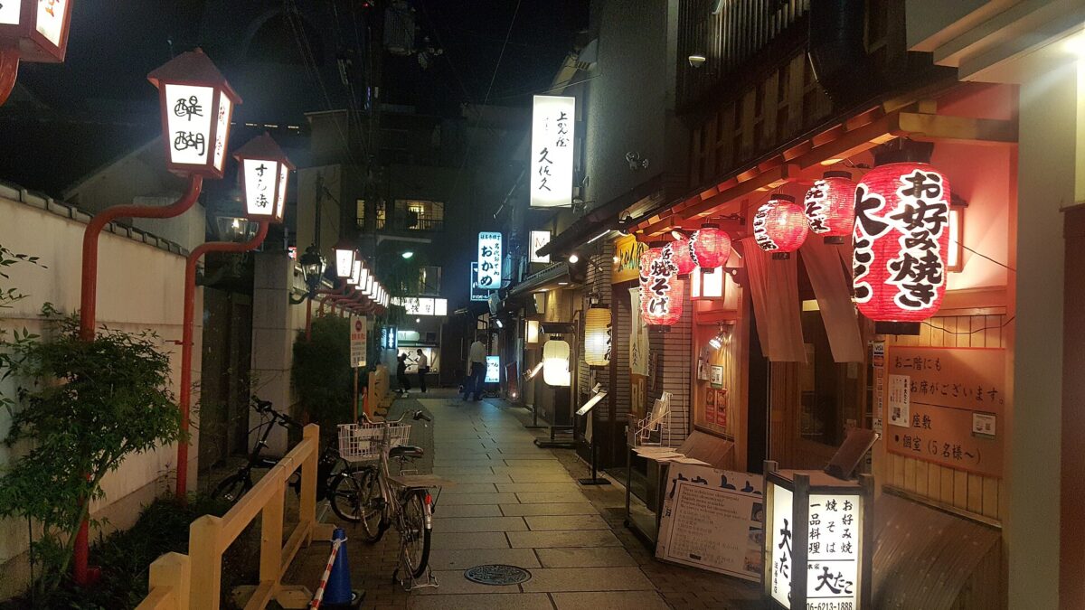 法善寺橫丁石板小巷與夜間燈籠