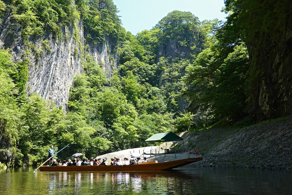 猊鼻溪石灰岩峽谷中由船夫撐篙前進的舟下
