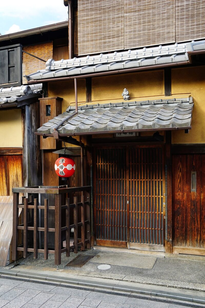 京都祇園花見小路的傳統町屋與石板路