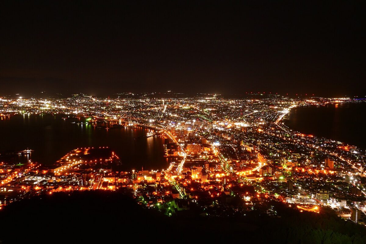 從函館山山頂眺望函館市區與兩側海岸的夜景